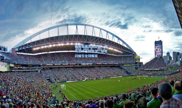 西甲联赛激战正酣，皇马逆转巴萨登顶，新星闪耀引全球瞩目