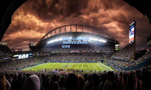 梅西第八次捧起金球奖 刷新历史纪录再创足坛传奇